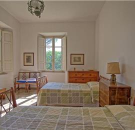 6 bedroom villa with large pool and tennis court near Arezzo, Southern Tuscany, sleeps 12